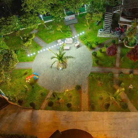 Green Yard Hotel Батуми Екстериор снимка
