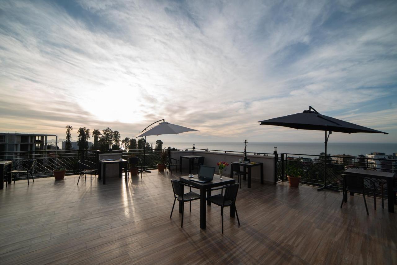 Green Yard Hotel Батуми Екстериор снимка