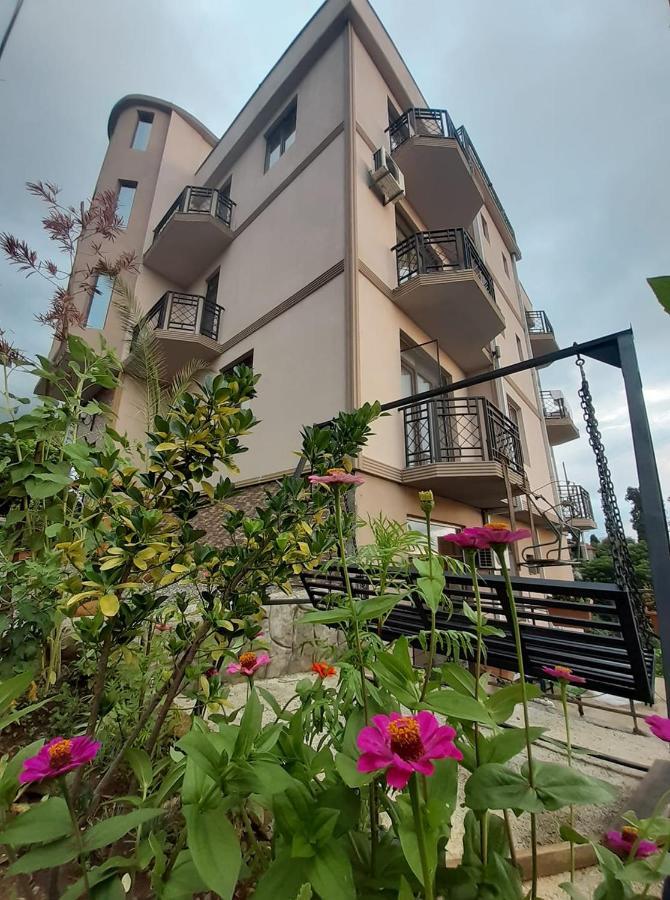 Green Yard Hotel Батуми Екстериор снимка