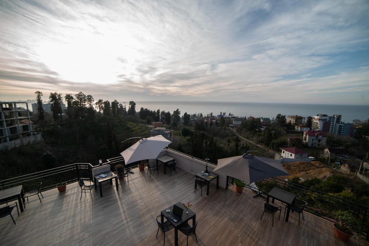 Green Yard Hotel Батуми Екстериор снимка