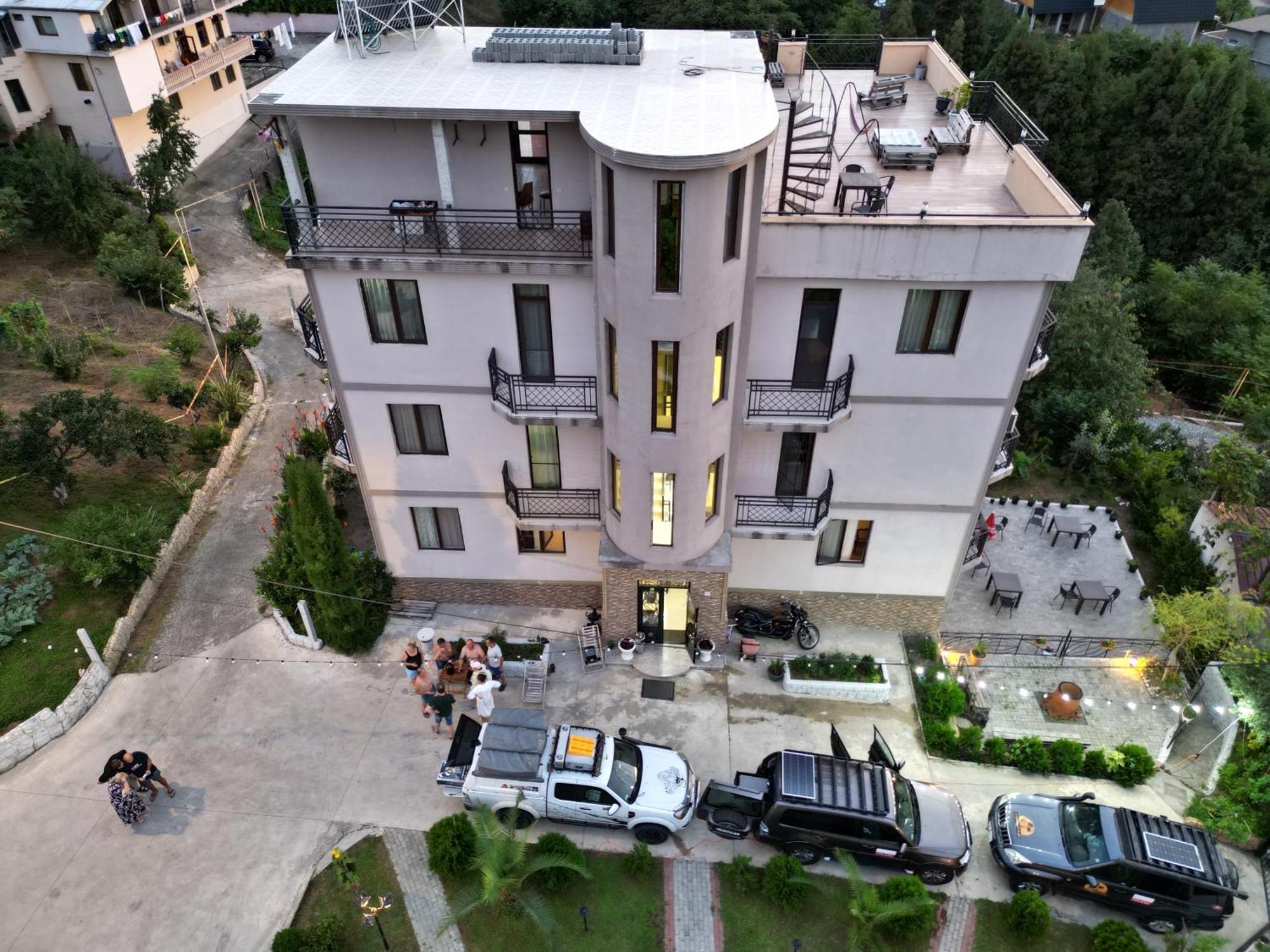 Green Yard Hotel Батуми Екстериор снимка
